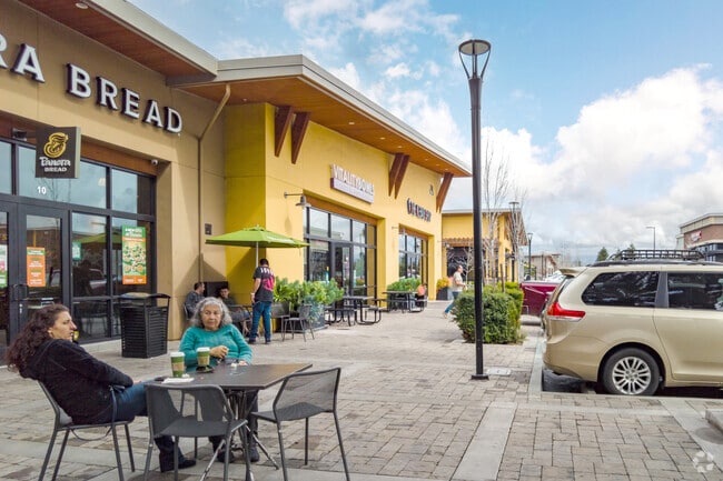 Almaden Ranch shopping plaza features several chain restaurants in Valley View-Reed.