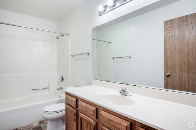 2BR, 2BA - 1,050SF - Bathroom