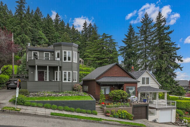 Buyers find many different home styles in the Council Crest neighborhood.