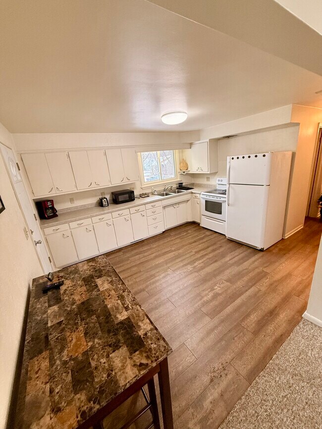 310 Poplar St unit Lower Unit A, Wisconsin Rapids, WI 54494 - photo 2