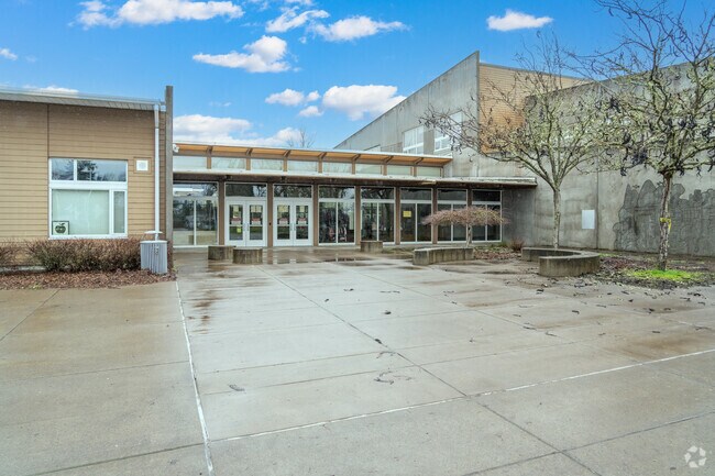 Maple Elementary School serves grades K-5 in Springfield, Oregon.