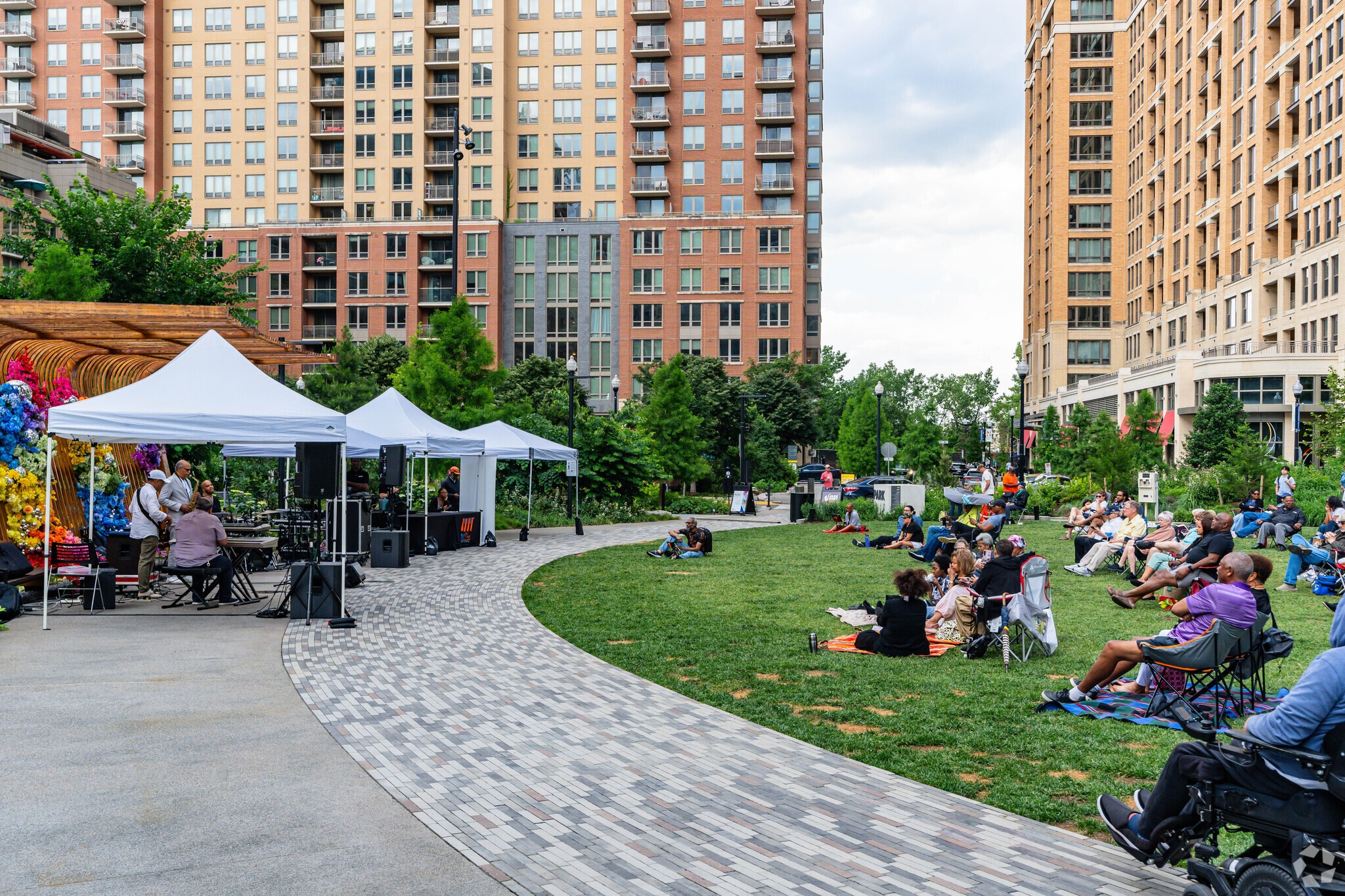Locals enjoy a great show at Jazz @ Met in Crystal City.