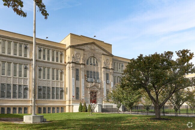 The student teacher ratio at the Academy of Medical Technology in Far Rockaway, NY is 13 to 1.