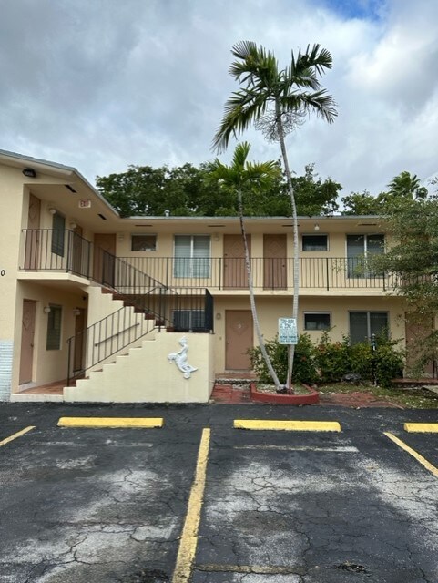 13990 NE 20th Ct unit 3, North Miami Beach, FL 33181 - photo 1