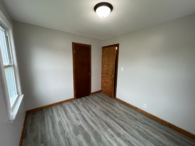 5009 N 46th St unit Lower, Milwaukee, WI 53218 - photo 3