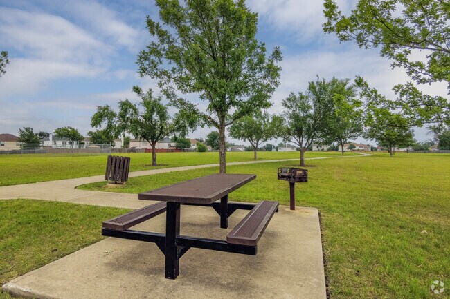 Forest Creek's Greenridge Park amenities include picnic tables, grills, and a drinking fountain.