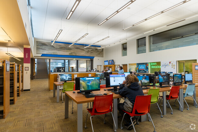 The city of Richland provides a public library for locals to enjoy.