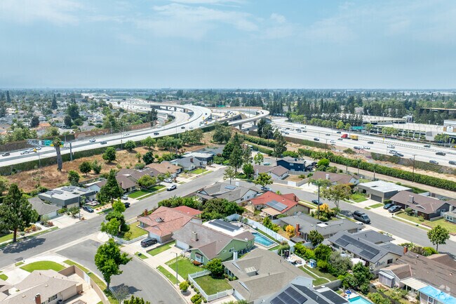 Northside Costa Mesa is conveniently located next to the 405, 55 and 73 freeways.