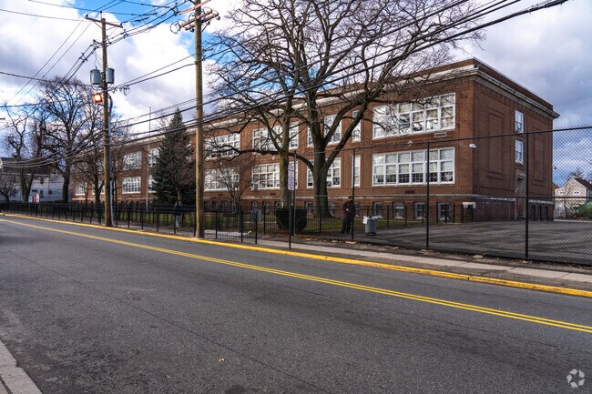 The Carteret School has highly rated teachers.