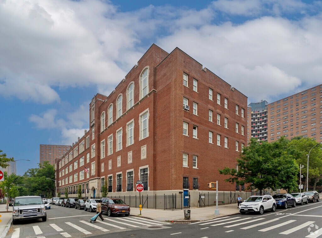 E Harlem: Urban Assembly Academy for Future Leaders modo goes by 