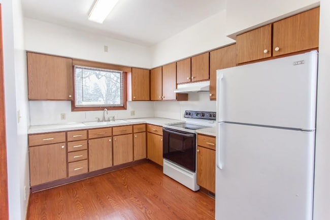 1610 17th Ave, Monroe, WI 53566 - photo 5