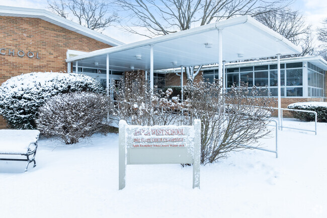 Avoca West Elementary School has an average student to teacher ratio of 10 to 1.