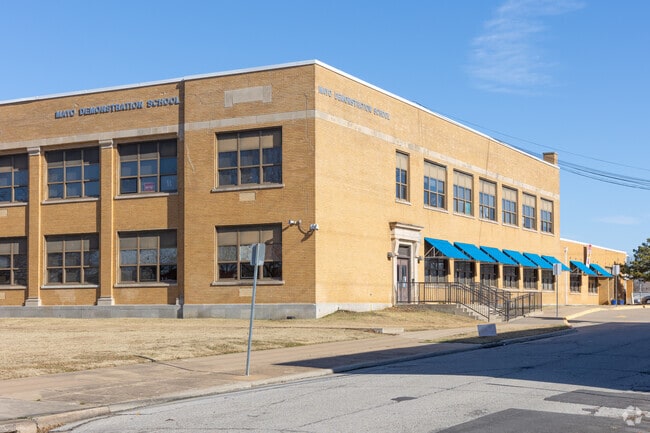 Mayo Demonstration Elementary School is an above average school with a B on Niche.