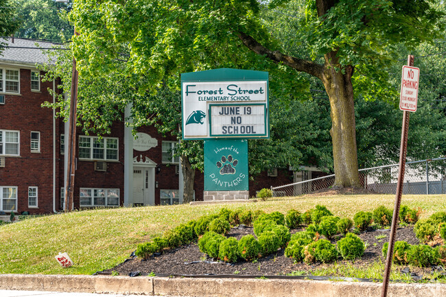Forest Street Elementary School has a student to teacher ratio of 13-1.