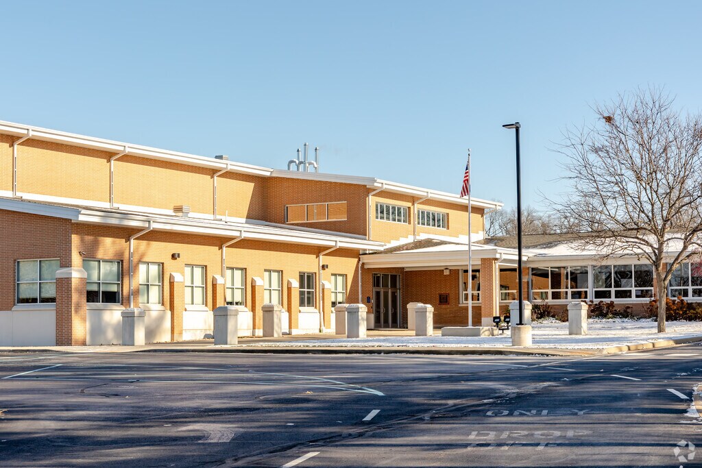 Lakewood Elementary School houses public pre-K, elementary & middle school.