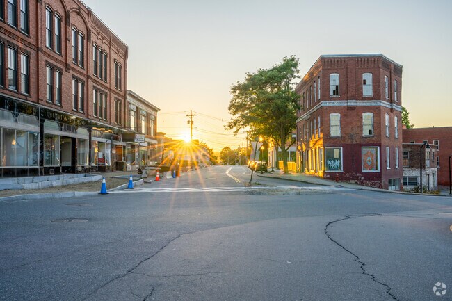 Downtown Claremont is a short walking distance from East Side and has retail and restaurants.