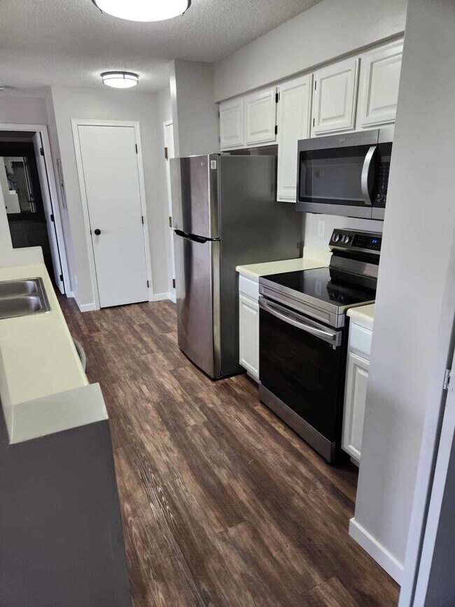 Village Green Apartments- 4532 Douglas, Des Moines, IA 50310 - photo 3