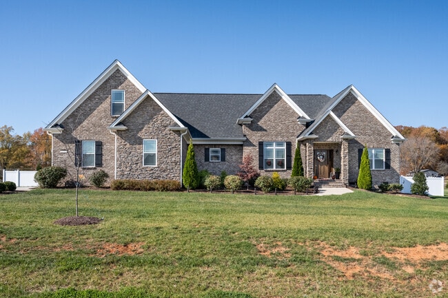 Many custom homes fill the streets of Oak Ridge.