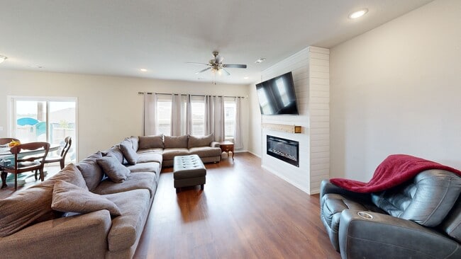 635 Woodcreek Loop, Lowell, AR 72745 - photo 2