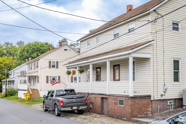 Duplex housing is plentiful in the small rural neighborhood of Jerome.
