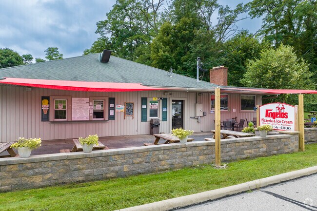 Kirtland’s Angelos Pizzeria & Ice Cream is a great place to grab a pie for dinner.