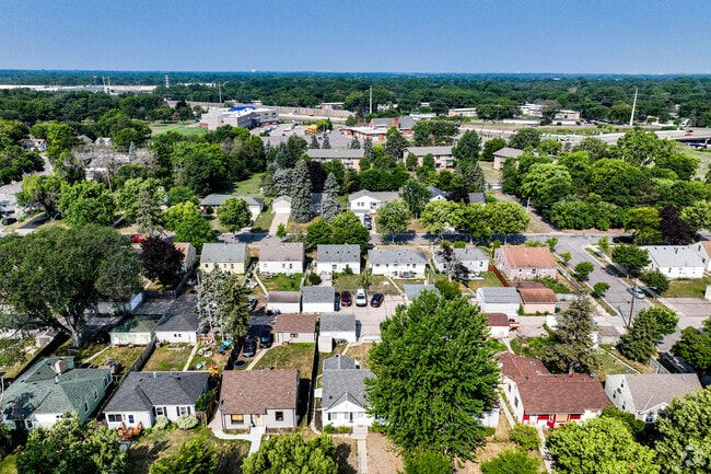 Shingle Creek neighborhood homes have traditional city lots with alley access.