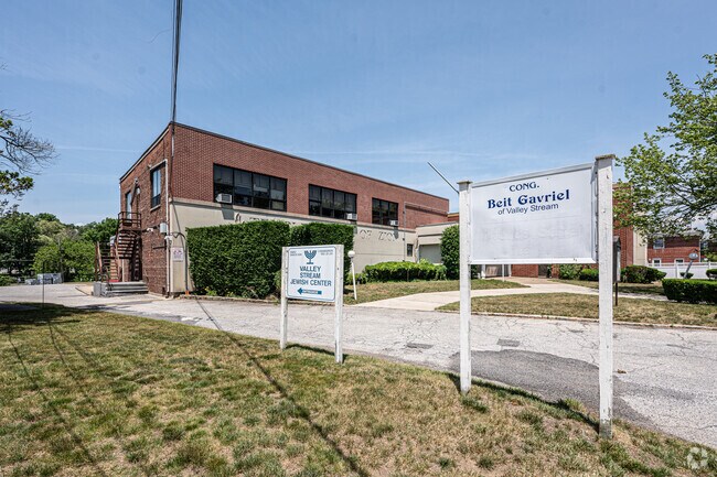 Cheder at the Ohel signage stands proud at the entrance in Valley Stream.