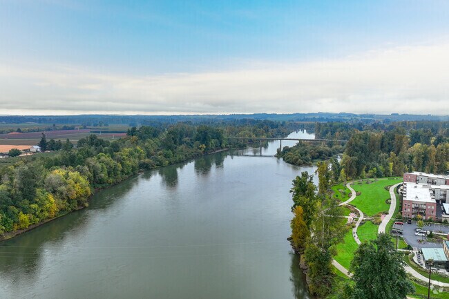 Grab your canoe and float on the gentle currents of the Willamette River in Independence.