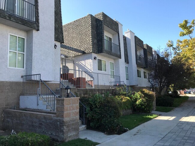 Barclay Square Apartment, Sherman Oaks, CA 91401 - photo 2