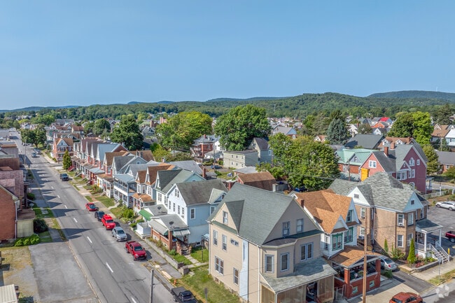 Broad Avenue’s hilly terrain is dotted with houses built throughout the last 125-plus years.