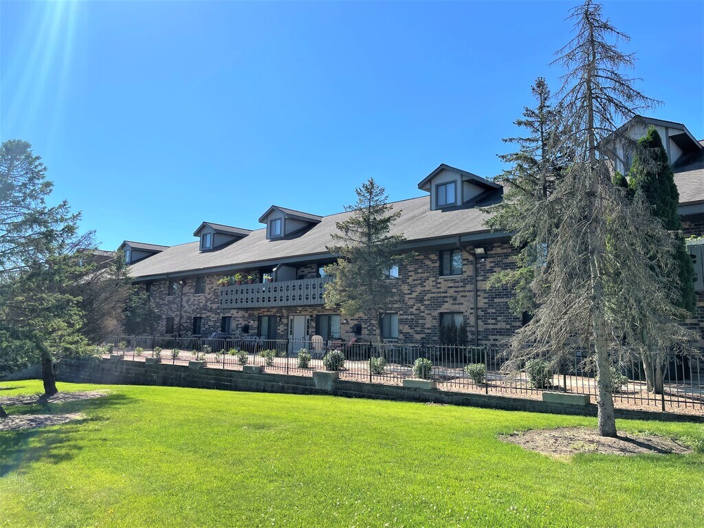 River Park Apartments 115137 Chaffee Rd, Oconomowoc, WI