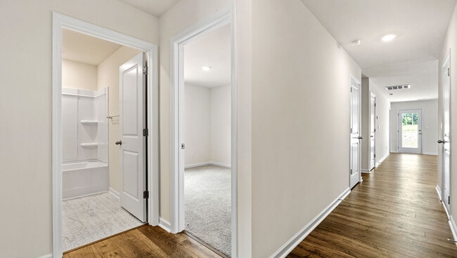 121 Bobbin Rd, Greenville, SC 29611 - photo 2