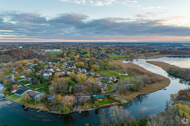 A neighborhood of McFarland homes between Lake Waubesa and Mud Lake.