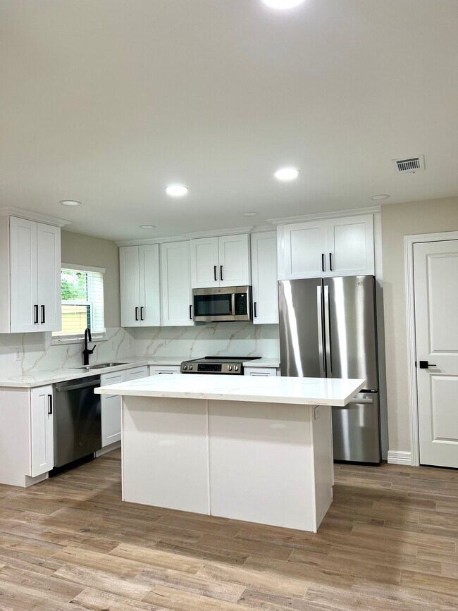 545 S 28th St unit B, Nederland, TX 77627 - photo 5