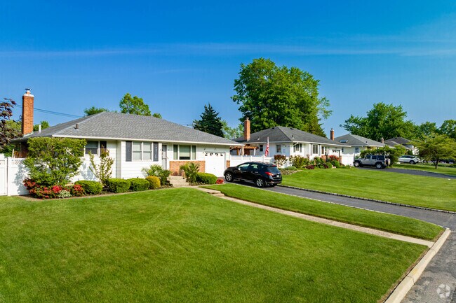 This row of ranches in Village of the Branch have some beautiful lawns.