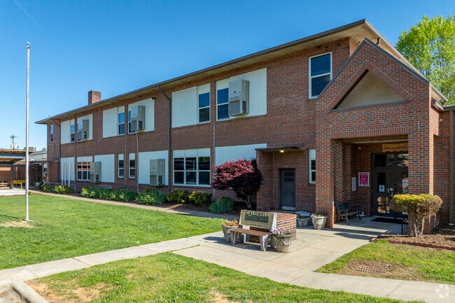 Valmead Elementary School welcomes students to small campus.