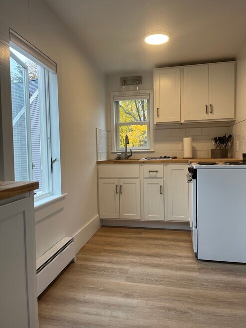 1061 Maplewood Ave unit 4 avail Nov 1, Portsmouth, NH 03801 - photo 1