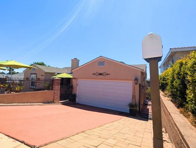 ENTRANCE TO BACK RENTAL