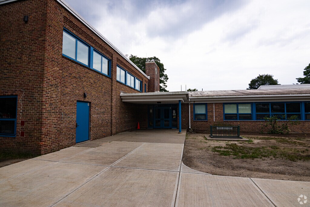 Brown Elementary School Fullerton Elementary School serves students in the Framingham community.