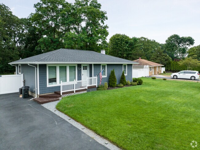 Lovely ranch style homes in Brookhaven.
