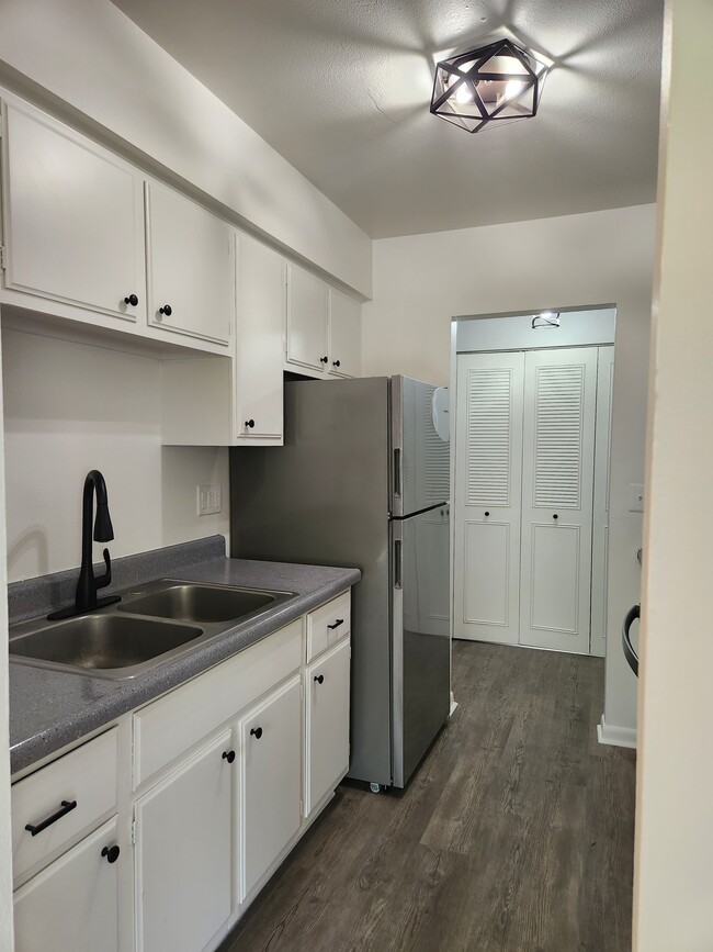 Creekview Apartments - 1st Month FREE!, Rockford, IL 61108 - photo 2