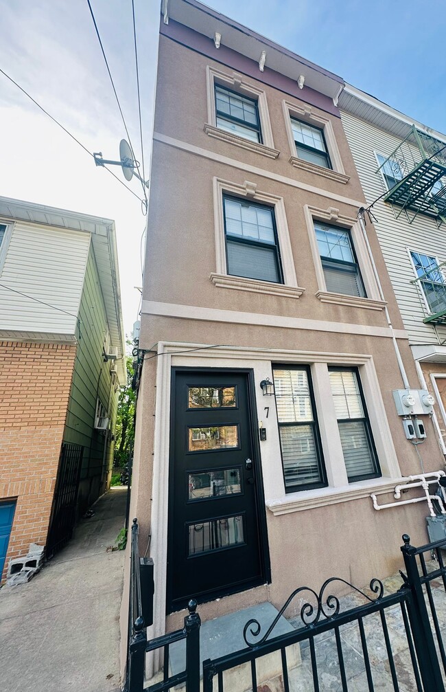 7 Wallis Ave Unit 1, Jersey City, NJ 07306