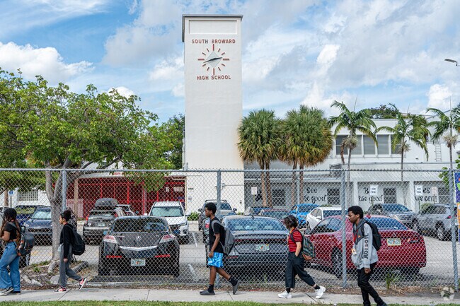Highschool students in Hollywood Lakes can attend South Broward High School.