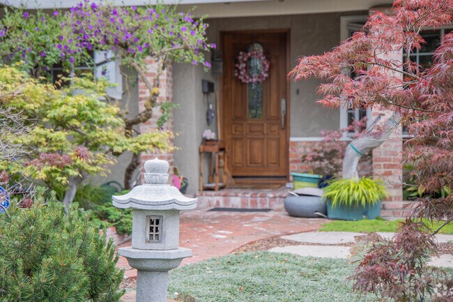 Some homes in Canoas West feature beautiful Japanese-inspired landscaping.