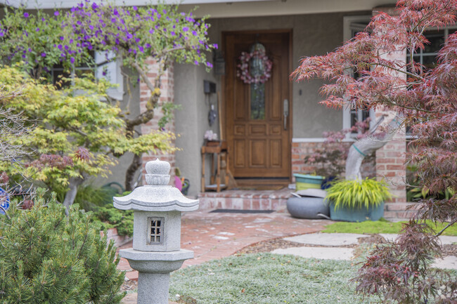 Some homes in Canoas West feature beautiful Japanese inspired landscaping.