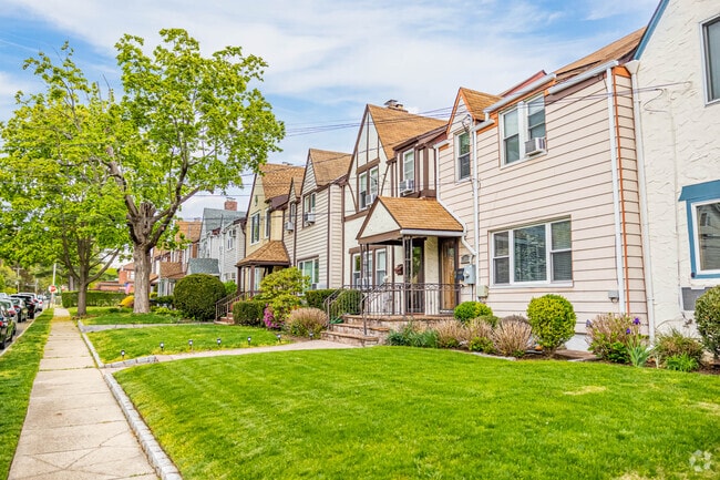 These are some well maintained row homes in Roslyn Heights.