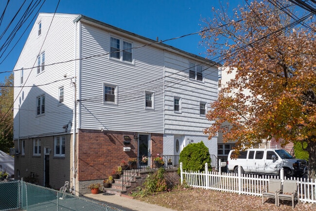 The twin homes on Homefield's Hoover Ave display an amusing duality.