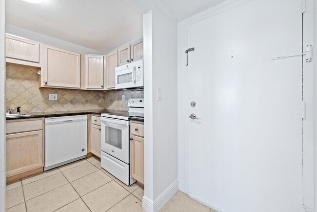 140 Lakeview Dr unit 103, Weston, FL 33326 - photo 5