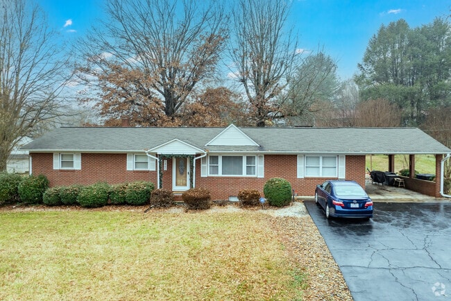 Great ranch style homes in Bethabara.