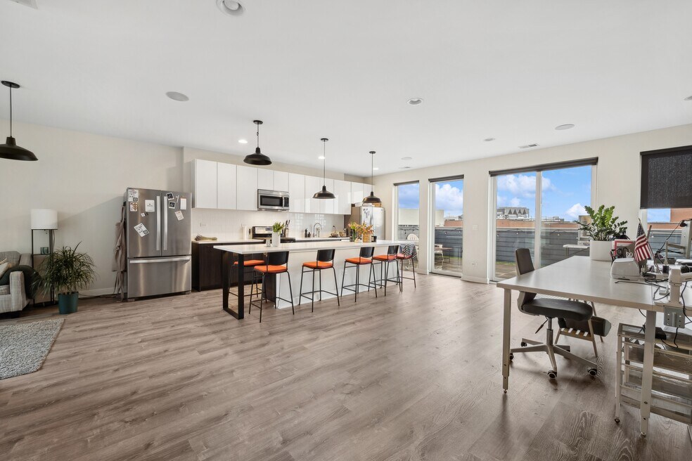 3927 N Clarendon Ave unit 601, Chicago, IL 60613 - photo 1